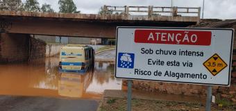 nibus fica preso em alagamento debaixo de viaduto em Barreiras