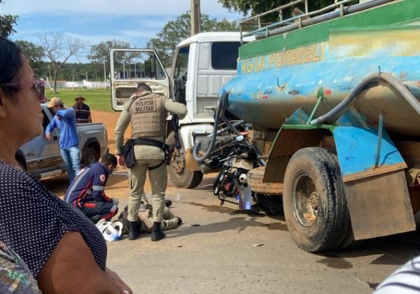 Policiais militares ficam feridos em coliso de moto com caminho-pipa em Formosa do Rio Preto