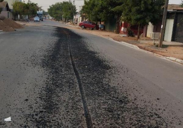 LEM: Mquina danifica asfalto recm pavimentado pela prefeitura no Vereda Tropical