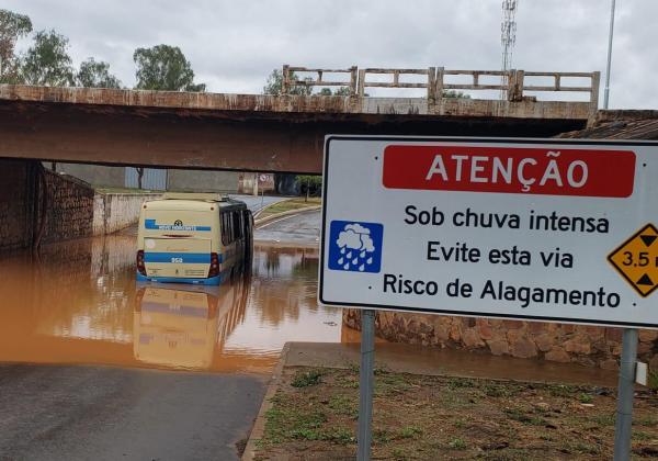 nibus fica preso em alagamento debaixo de viaduto em Barreiras