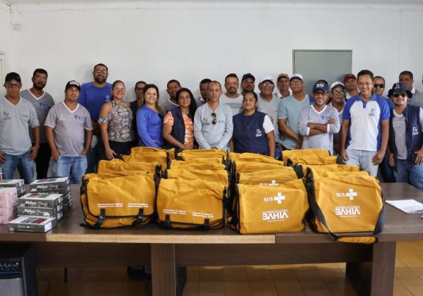 Dr. Larcio participa da entrega de kits para agentes de sade em Ibotirama