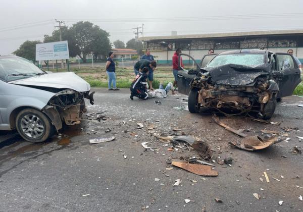 Barreiras: Coliso entre dois veculos na BR 242 deixa trs feridos e um morto