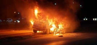 LEM: Motorista perde controle, atinge poste e carro pega fogo na Avenida JK