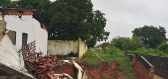 Barreiras: Final do canal da Vila Dulce desmorona e parte de uma residência desaba