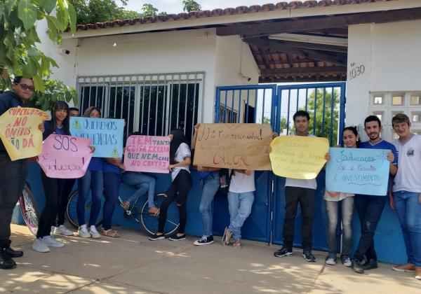 LEM: Alunos da Escola Estadual Constantino Catarino de Souza iniciam paralisao e anunciam greve por melhorias