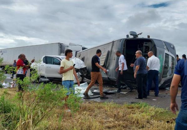 Barreiras: Coliso entre micro-nibus e caminhonete deixa cerca de 20 feridos na BR 242; na altura do Cerrado